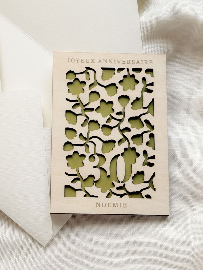 carte-en-bois-coloree-motif-floraux-carton-vert-enveloppe-artisanale