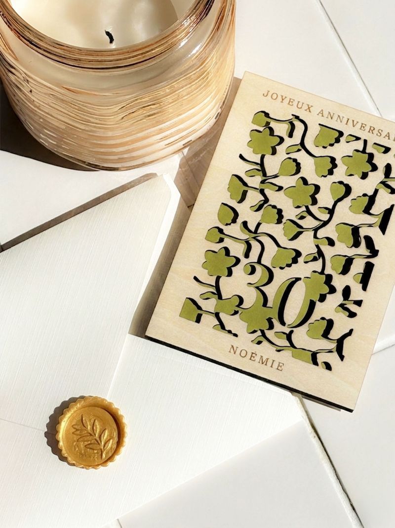 carte-en-bois-coloree-motif-floraux-carton-vert-sceau-de-cire-enveloppe-artisanale