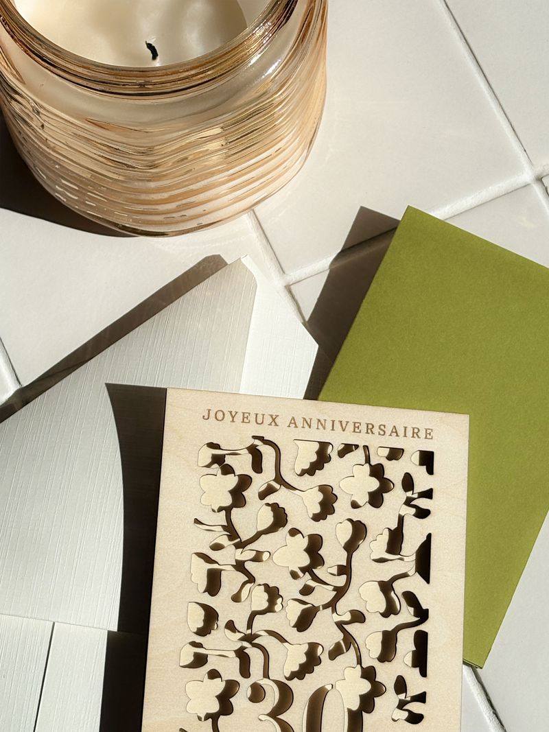 carte-en-bois-coloree-motif-floraux-enveloppe-artisanale-carton-vert