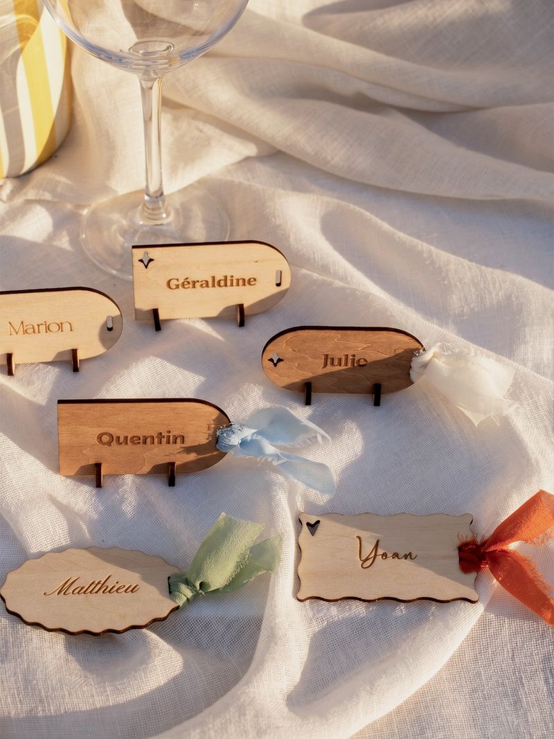 marque-place-bois-ruban-couleurs-bleu-vert-teracotta-beige